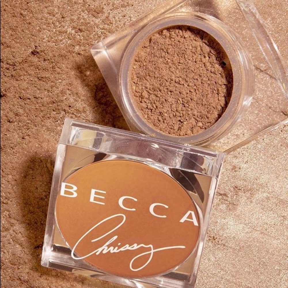 BECCA X Chrissy Confectionary Glow Powder